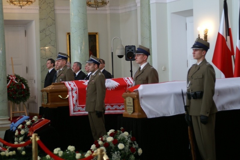 warta honorowa przy trumnach Prezydenta Lecha Kaczyńskiego i...