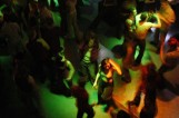 Jakie są regulacje i realia dotyczące wpuszczania nieletnich na imprezy klubowe
