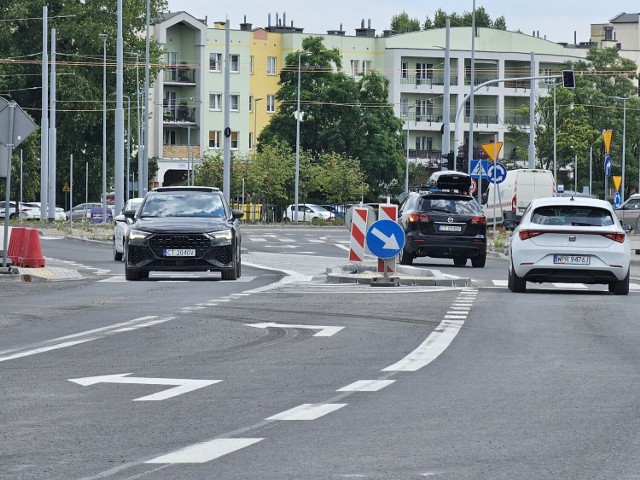 Ulica Legionów między rondem Czadcy a ulicą Inżynierską jest otwarta dla samochodów i autobusów, wokół trwają roboty wykończeniowe