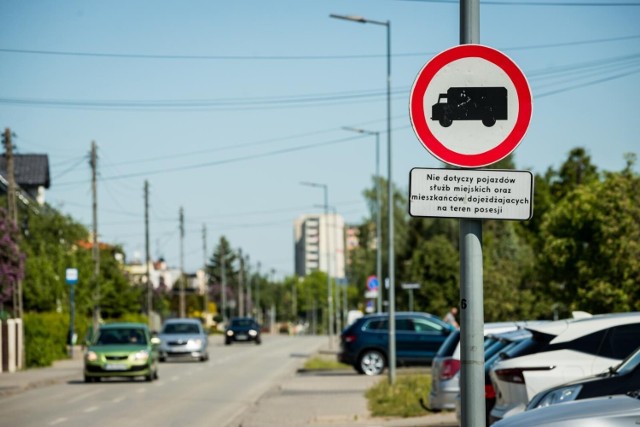 W takie znaki oraz zakazujące wjazdu pojazdom cięższym niż 2,5 tony obudowane są wjazdy na osiedle Glinki.