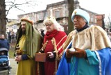 Orszak Trzech Króli w Radymnie. Barwne korowody przyszły do stajenki przy kościele pw. św. Wawrzyńca [ZDJĘCIA]