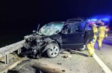 Nocny wypadek na A4 w Chałupkach. Samochód osobowy uderzył w tył naczepy ciężarówki. Poszkodowane zostały 4 osoby