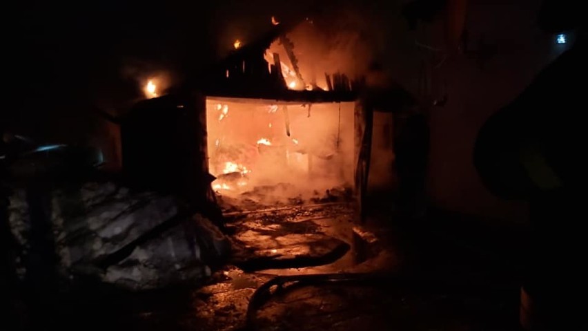 Gmina Cedry Wielke. Pożar garażu w Koszwałach [16.01.21 r.] Zagrożony był również budynek mieszkalny |ZDJĘCIA