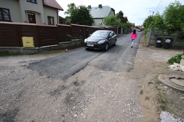 Początek ulicy Batorego  (od strony Chodkiewicza) jest pełen dziur. Dalej mieszkają już „szczęśliwcy”, przy których domach wyłożono piękny, asfaltowy dywanik. Niestety takie rarytasy są tylko przez 120 metrów, potem wjeżdżamy bowiem znowu na wertepy, a konkretnie stary, dziurawy asfalt.