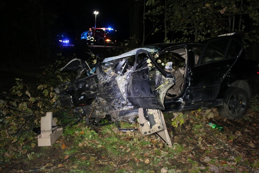 BMW roztrzaskało się na kawałki pod Głogowem. 23-letni kierowca był pijany! [ZDJĘCIA]