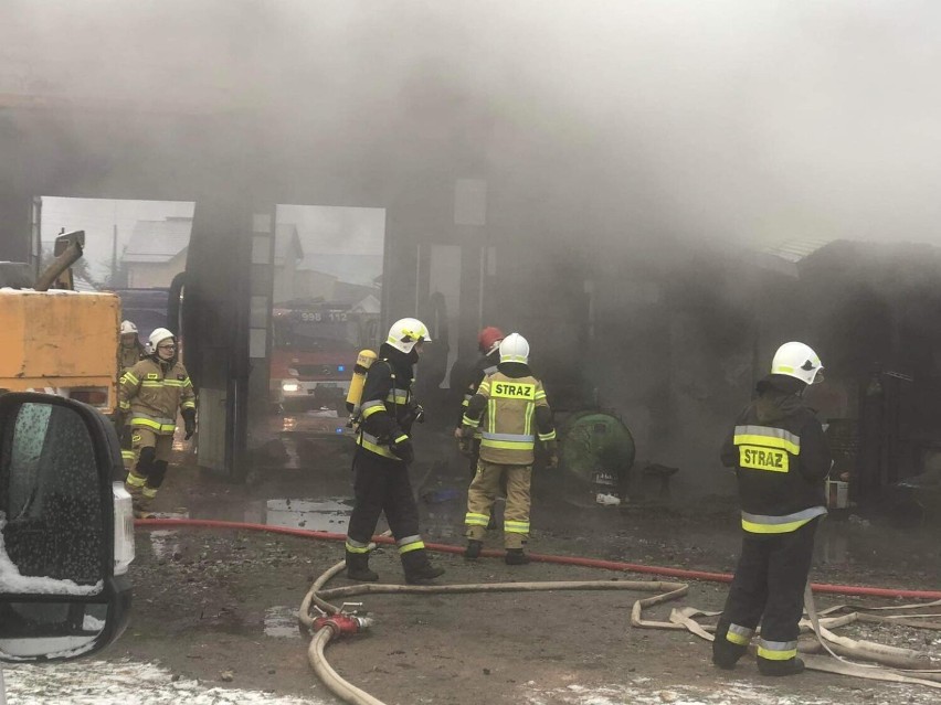 Pożar warsztatu samochodowego w Komornikach. Straty oszacowano na 350 tysięcy 
