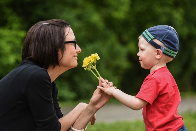 Przepisy ustawy z dnia 31 stycznia 2019 r. o rodzicielskim świadczeniu uzupełniającym (Dz.U. 2019 r. poz. 303) wchodzą w życie 1 marca 2019 r. 

Ustawa "Mama 4 plus" określa warunki i tryb przyznawania oraz zasady wypłacania i finansowania rodzicielskiego świadczenia uzupełniającego, zwanego dalej „świadczeniem”.

Podstawowym celem nowej ustawy jest zapewnienie niezbędnych środków utrzymania osobom, które wychowywały dzieci w rodzinach wielodzietnych (co najmniej czworo dzieci) i jednocześnie zrezygnowały z zatrudnienia czy innej działalności zarobkowej. Projekt jest kierowany w praktyce do osób niespełniających warunków do otrzymania najniższej emerytury. Rząd wskazuje również na konieczność uhonorowania i docenienia trudów wychowywania dzieci w rodzinach wielodzietnych.

Poznaj szczegóły projektu, kliknij w kolejne zdjęcie >>>