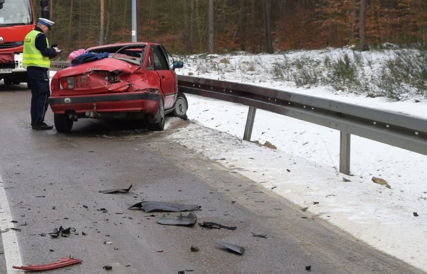 Czołowe zderzenie lawety z osobówką w Gościcinie. Ranny kierowca zabrany helikopterem do szpitala [ZDJĘCIA]