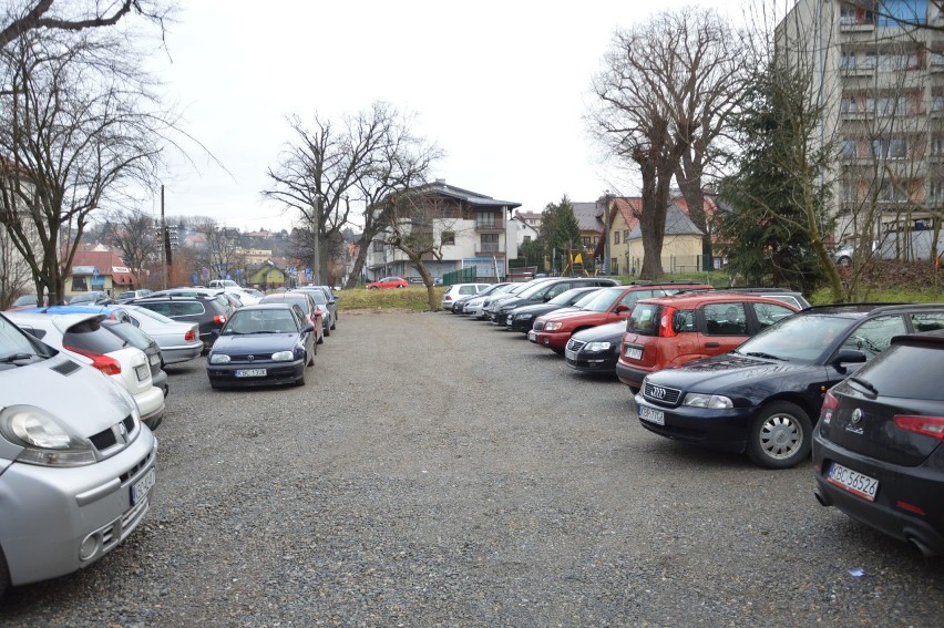 Bochnia. Nowy, bezpłatny parking na 30 samochodów w ścisłym centrum miasta już pęka w szwach [ZDJĘCIA]