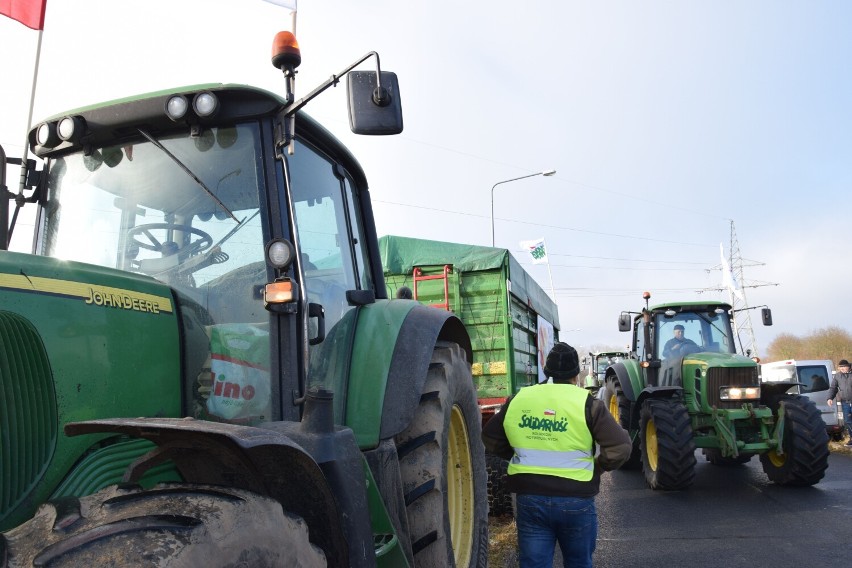 Ciągniki rolnicze na drogach całego regionu. Protest także w Szczecinku [zdjęcia]