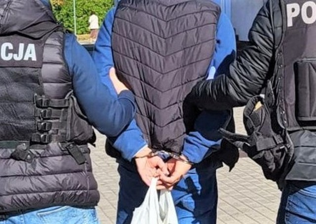 Policjanci zatrzymali 28-letniego mieszkańca Kruszwicy. Dokonał wielu oszustw oferując na sprzedaż meble ogrodowe. Postawiono mu 335 zarzutów