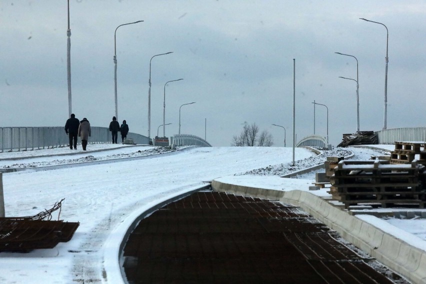 Pojawiły się znaki drogowe na budowanej drodze w Legnicy, czy puszczony zostanie ruch? zdjęcia