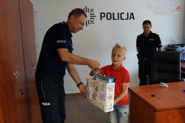 9-letni Arek z Wodzisławia Śl. pomógł złapać złodzieja. Od policjantów otrzymał upominek
