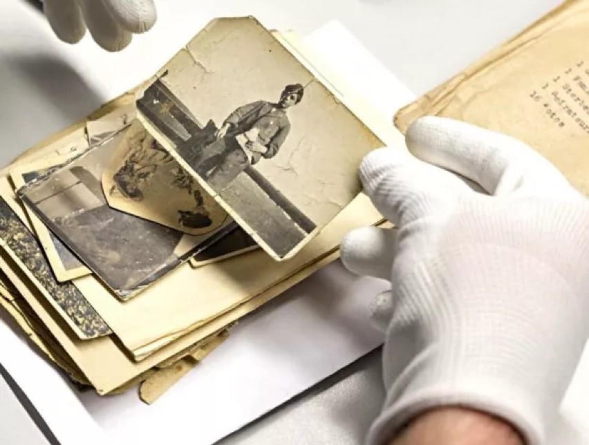 Arolsen Archives odnajduje rodziny ofiar i zwraca im rzeczy  skonfiskowanymi przez Niemców