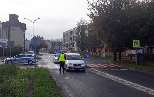 Policjanci ustalają przebieg zdarzenia na skrzyżowaniu ulic Brzozowej, Limanowskiego, Okrzei i Rzeźniczej w Stargardzie