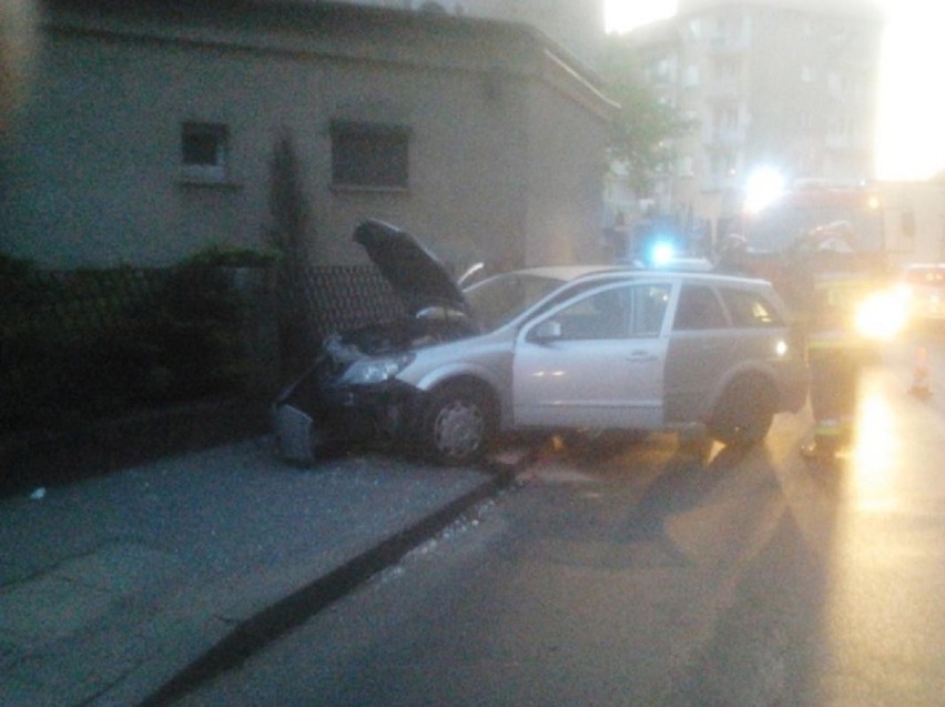 Krotoszyn - Kobieta uderzyła w mur. W samochodzie było dziecko. ZDJĘCIA