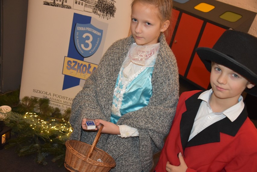 Najmłodsi uczniowie szamotulskiej "Trójki" zaprezentowali wzruszającą adaptację "Dziewczynki z zapałkami"