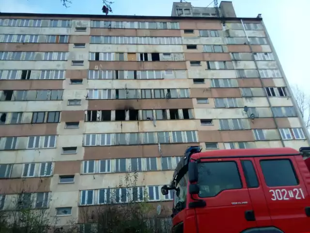 W niedzielny ranek, po raz trzeci w ciągu tygodnia, strażacy gasili pożar w wieżowcu przy Młodej 4 w Kielcach