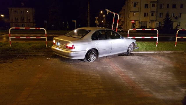 Bmw staranowało barierki w pobliżu marketu przy ul. Piłsudskiego