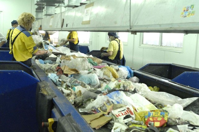 Podczas kontroli składu odpadów komunalnych pracownicy łódzkiej sortowni liczyli m.in., ile zużytych pieluch wyrzucają łodzianie.
