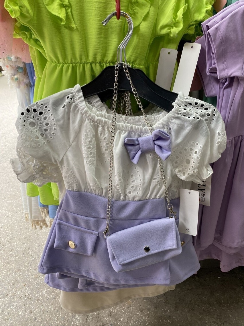 Taka jest moda dla małej damy w Kielcach. Takie piękne ubrania dla dziewczynki kupisz na bazarach. Zobacz zdjęcia