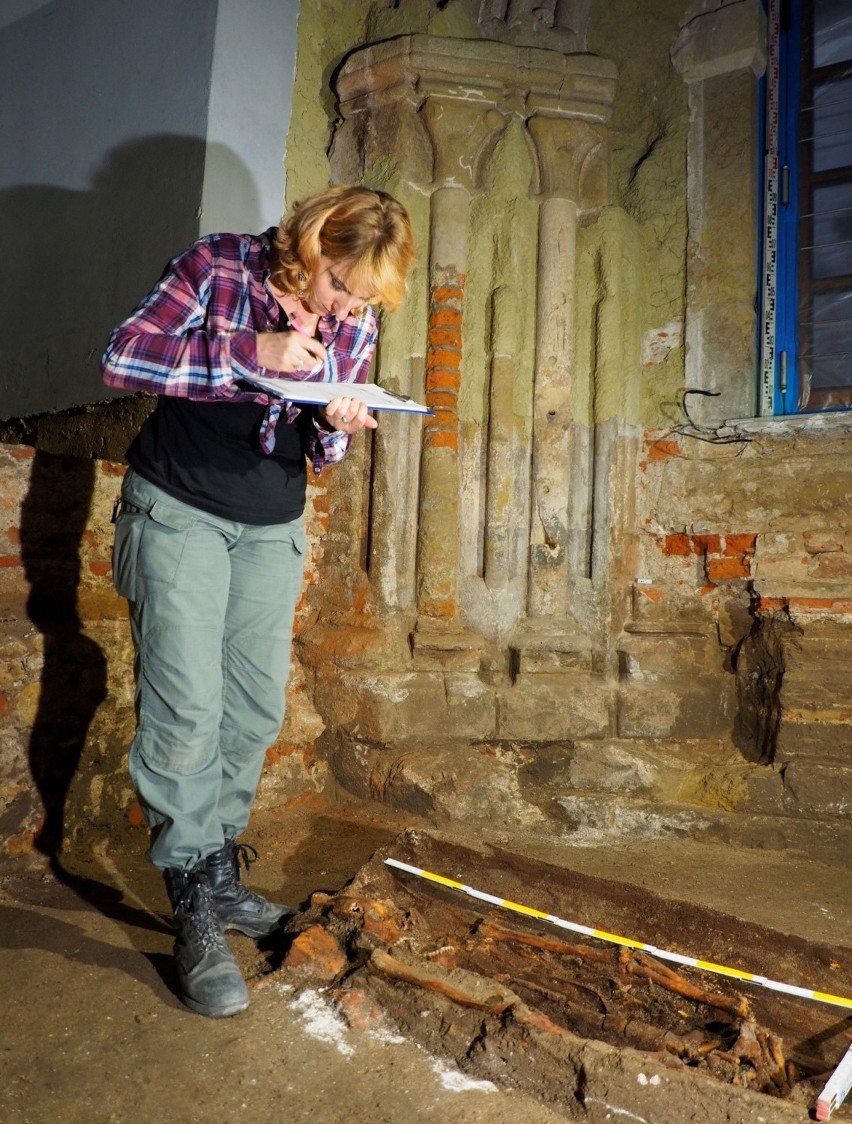 Kraków. Niezwykłe odkrycia u norbertanek. Archeolodzy znaleźli szkielet z zestawem kosmetycznym i kamienną czaszkę [ZDJĘCIA]