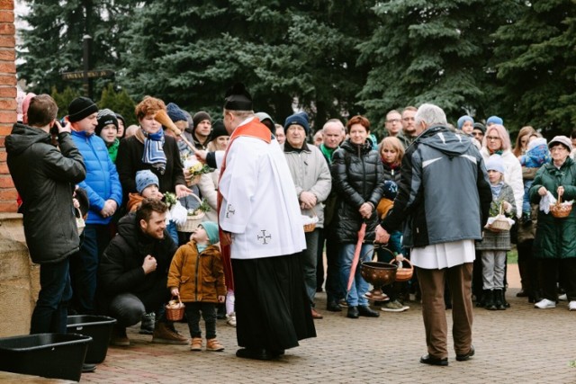 Wierni z parafii Św. Józefa w Rzeszowie święcili w Wielką Sobotę pokarmy na zewnątrz świątyni.