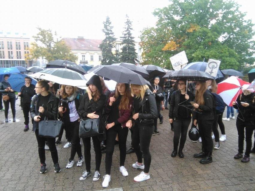 Czarny protest we Włocławku [zdjęcia, wideo]