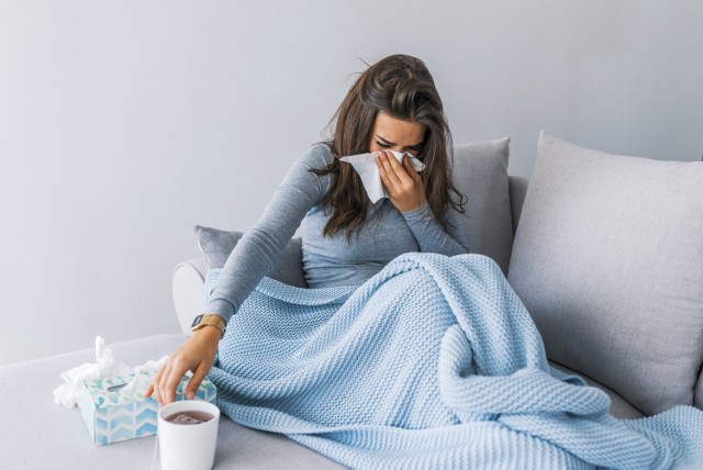 Jesień, a potem zima to sezony, w których dominują infekcje, a także zachorowania na grypę, a od czasu pandemii dochodzi też COVID-19. Objawy tych dwóch ostatnich są często mylone.