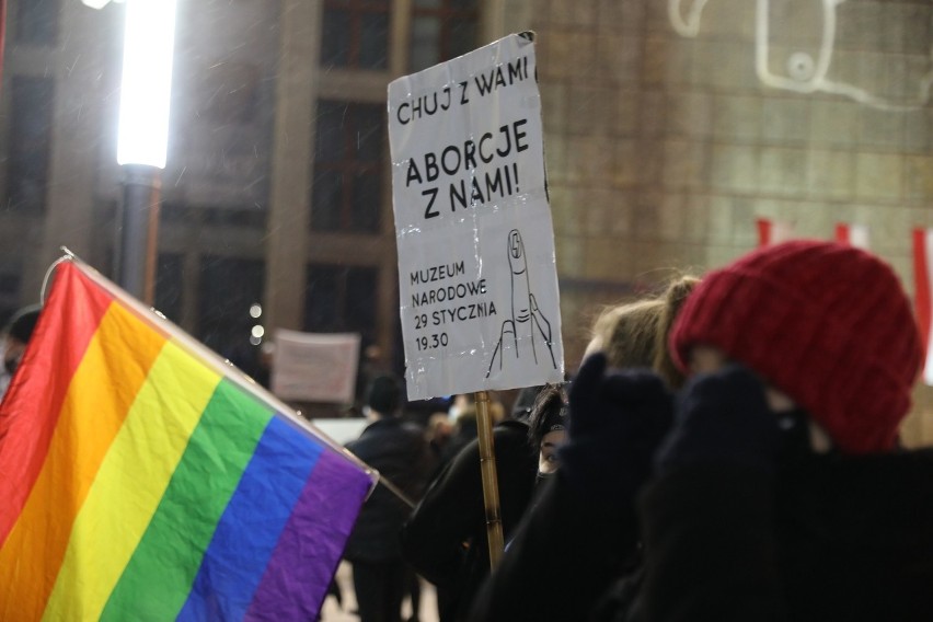 Kraków. Nowe transparenty ze Strajku Kobiet. Coraz ostrzejsze hasła i język protestów [ZDJĘCIA]