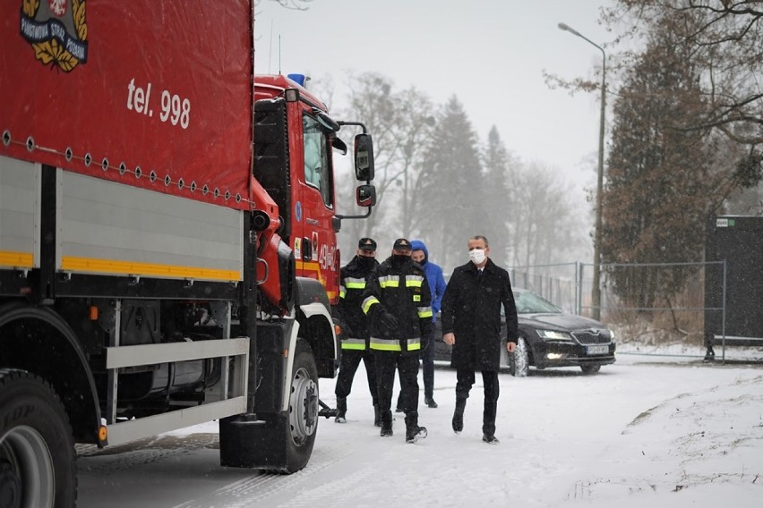 O działaniach związanych z transportem wojewoda Michał Zieliński rozmawiał z komendantem szkoły aspirantów PSP w Poznaniu st. bryg. Maciejem Zdęgą oraz wielkopolskim komendantem wojewódzkim PSP st. bryg. Dariuszem Matczakiem