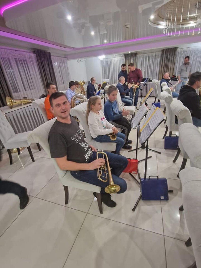 Warsztaty muzyczne Orkiestry Dętej OSP Słupsko w Domu Seniora w Załęczu