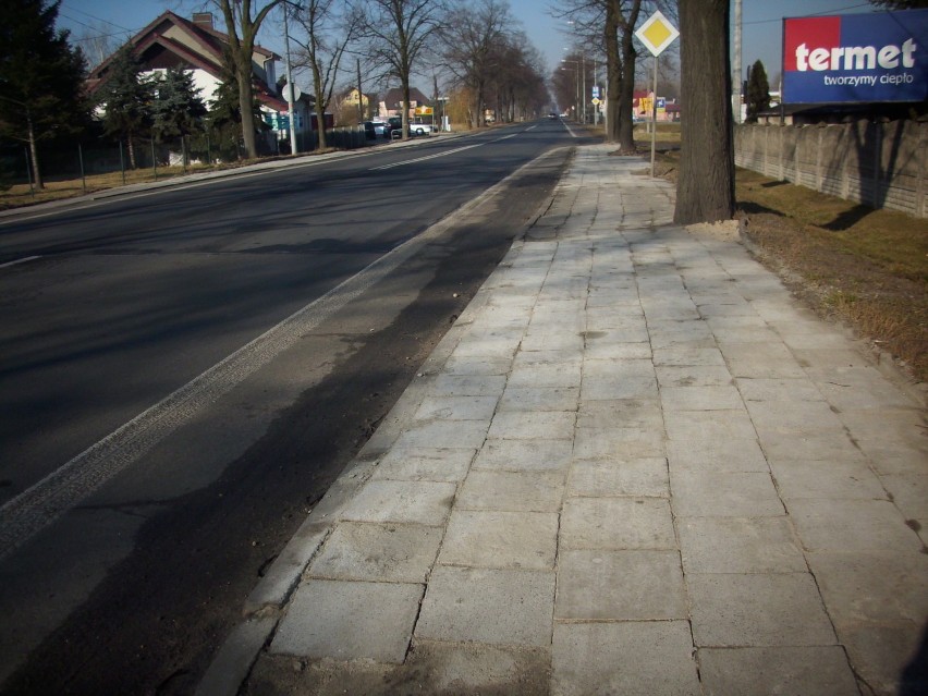 Fragmenty chodników wyremontowano też po obu stronach ulicy...