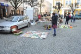 Na sobotni targ staroci mimo chłodu przyszli klienci [ZDJĘCIA]