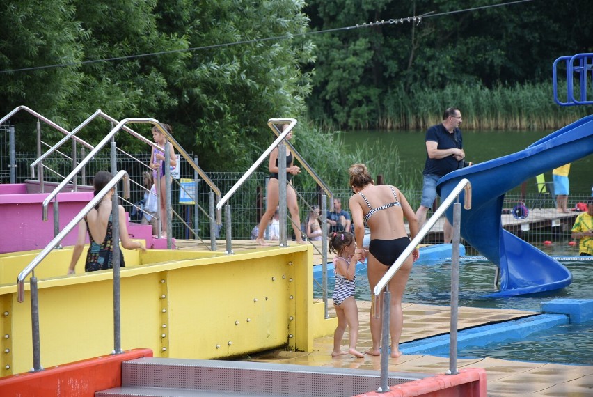 Cennik zjeżdżalni w Margoninie celowo nieobecny w sieci. Zagadkowy marketing na plaży. Poznaj ceny przy kąpielisku