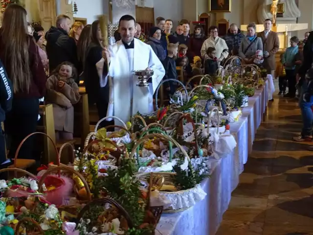 Święcenie pokarmów na wielkanocne stoły w kościele pw. św. Józefa w Chełmnie.