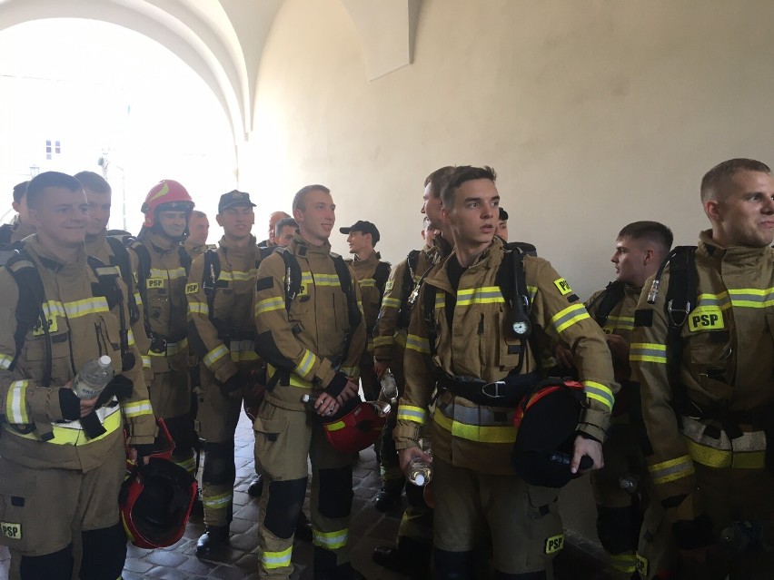 Częstochowscy strażacy w pełnym rynsztunku pokonali 520 schodów prowadzących na wieżę jasnogórską. Niektórzy weszli nawet 20 razy!