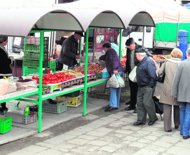 Na starym targu jabłka są od 2 zł, pomarańcze po 3 zł, zielenina po 1-1,20 zł...