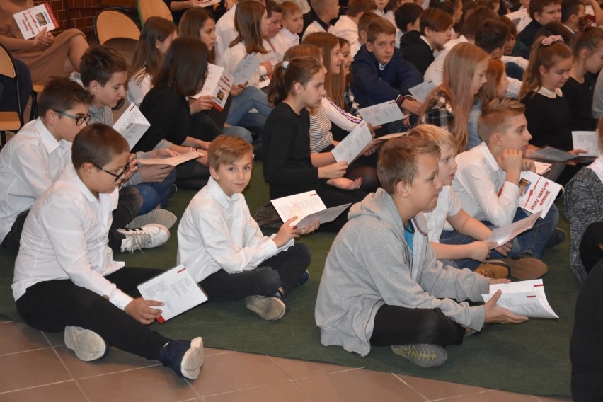 Apel  okazji Święta Niepodległości odbył się dziś w Szkole Podstawowej nr 1 w Wągrowcu [ZDJĘCIA] 