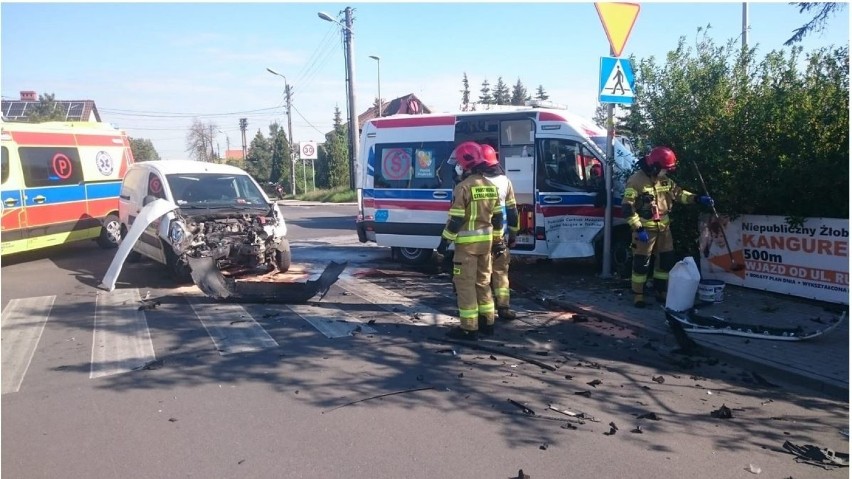 Zderzenie karetki pogotowia i samochodu dostawczego w Opolu.