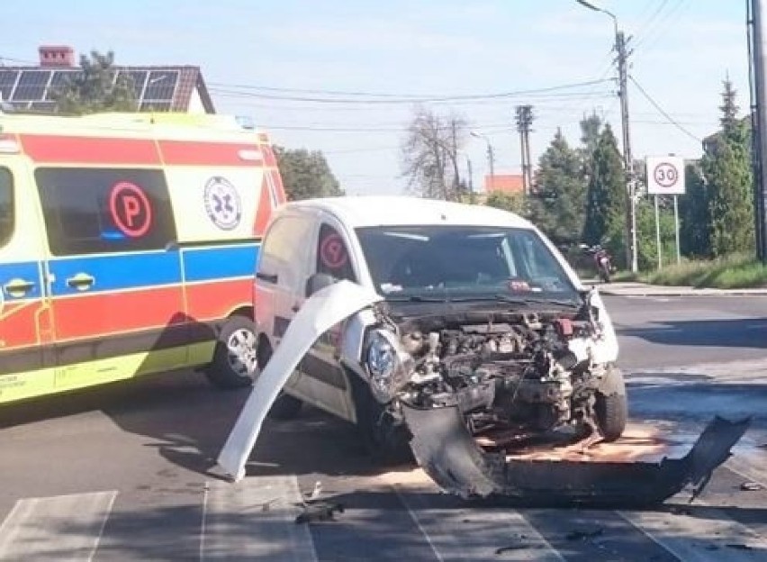 Zderzenie karetki pogotowia i samochodu dostawczego w Opolu.