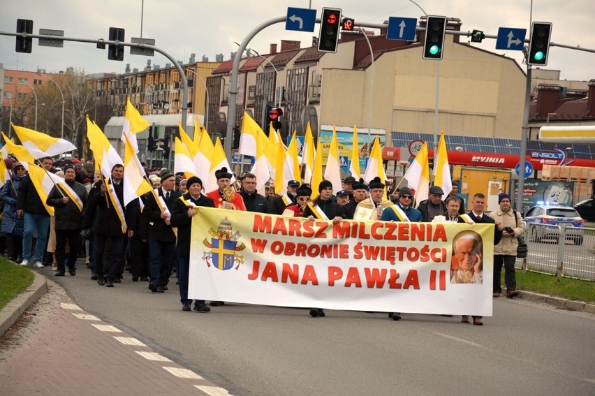 Milczący marsz papieski „w obronie świętego Jana Pawła II” ulicami Stalowej Woli. Zobacz zdjęcia