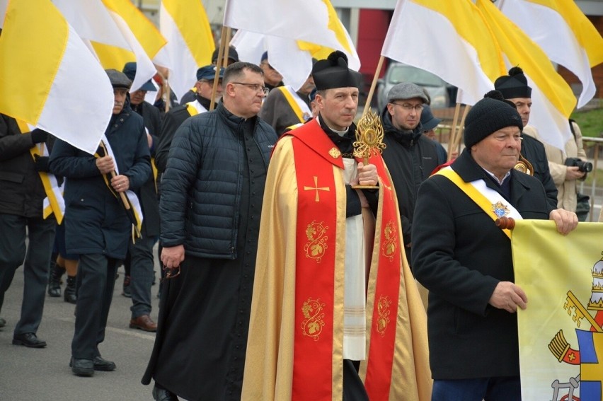Milczący marsz papieski „w obronie świętego Jana Pawła II” ulicami Stalowej Woli. Zobacz zdjęcia