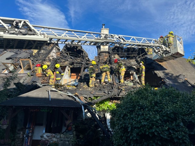 W gaszeniu pożaru domu jednorodzinnego w Ścięgnach brało udział siedem jednostek straży pożarnej