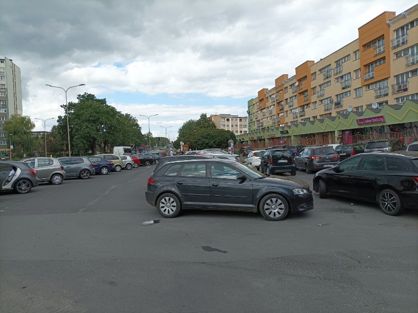 Parking przy tzw. "Jamnikach", który mieści się przy...