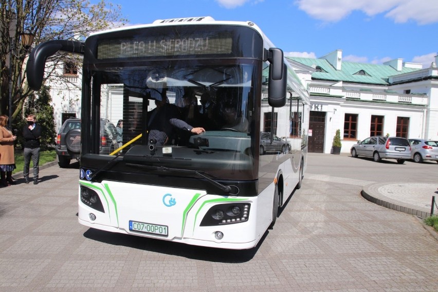 Elektryczny autobus jeździ ulicami Sieradza