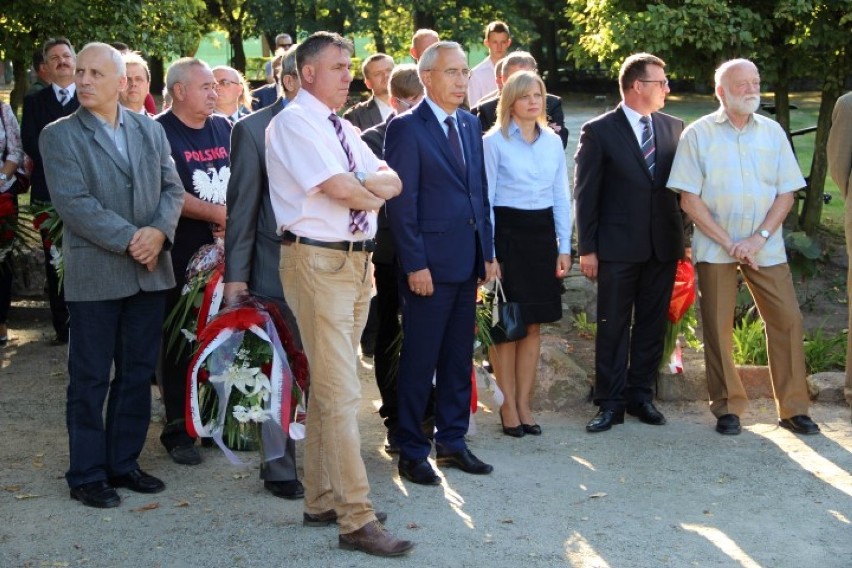 Rocznica 17 września w Tczewie: kwiaty, znicze i nowa tablica pamiątkowa