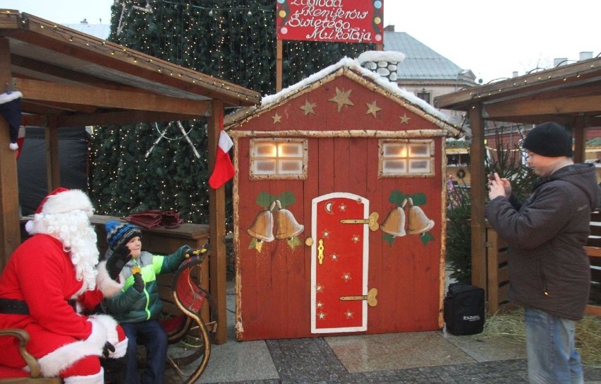 Świąteczny kiermasz na Rynku w Kielcach. Atrakcją renifery i święty Mikołaj 