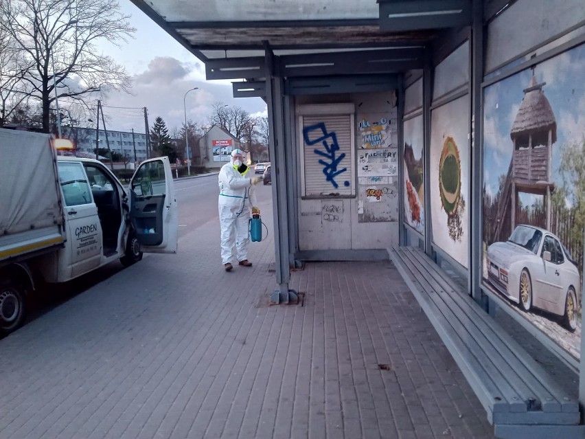 W Pruszczu i innych miejscowościach w powiecie gdańskim odbywa się dezynfekcja słupów, przystanków autobusowych i placów