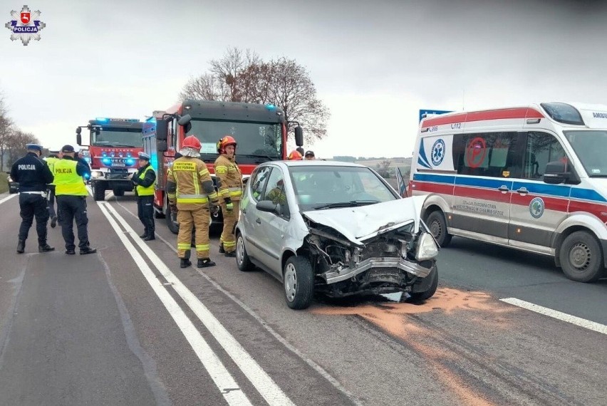 Wypadek na trasie Piaski-Krasnystaw. Wyprzedzanie zakończył wjeżdżając w tył ciężarówki